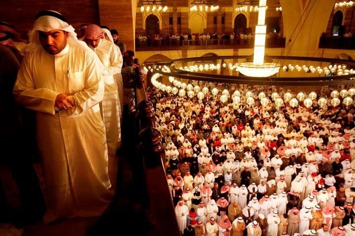 Avec une superficie de plus de 6.500 m², cet édifice qui peut recevoir 7.000 fidèles en même temps est l'une des plus grandes mosquées du monde et aussi l'une des principales attractions monumentales du petit royaume. Sa coupole est la plus grande coupole au monde entièrement en fibres de verre.