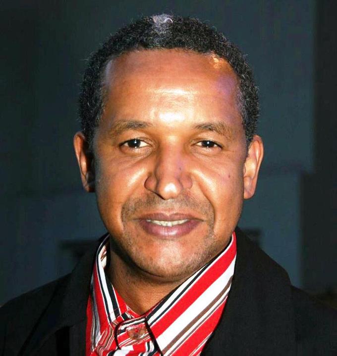 Abderrahmane SISSAKO est un cinéaste et producteur mauritanien, né en 1961 à Kiffa en Mauritanie et installé en France depuis plus de 20 ans. Le thème principal de son œuvre est l'exil, le déplacement.Peu de temps après sa naissance, sa famille émigra au Mali, où il suivit une partie de ses études primaires et secondaires. Après un court retour en 1980 en Mauritanie, il part en Union Soviétique, à Moscou, où il étudie le cinéma de 1983 à 1989. Au début des années 1990, Abderrahmane Sissako s'installe en France. En 1994, Il obtient, lors du 4e Festival du cinéma africain de Milan, le Prix du meilleur court métrage pour son film Octobre. En 1999, lors de la 9e édition de ce même festival, il reçoit le Prix du meilleur long métrage pour La Vie sur terre, tourné l'année précédente. Il a été président du jury du festival Premiers Plans d'Angers en janvier 2007, membre du jury des longs-métrages au Festival de Cannes 2007 et président du concours d'entrée à la Fémis l'année suivante.