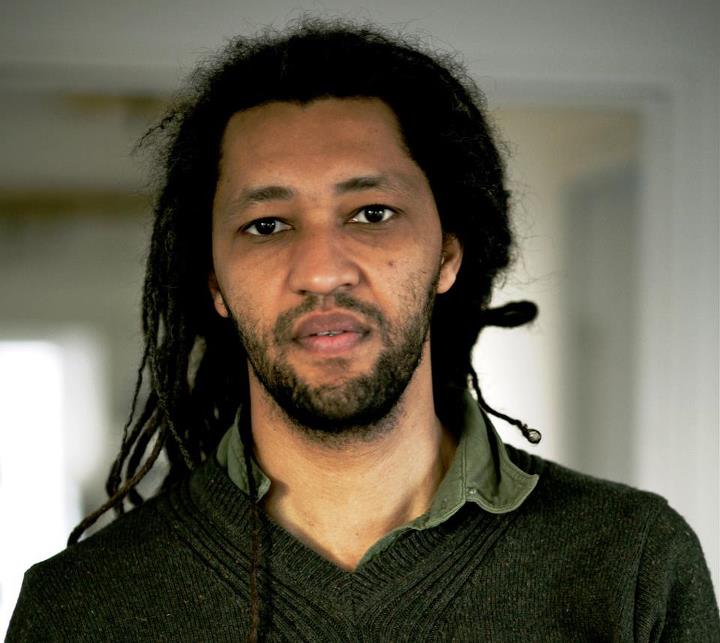Alain GOMIS est un scénariste et réalisateur franco-sénégalais, né à Paris en 1972 d'un père sénégalais et d'une mère française. Il a étudié l'histoire de l'art est est titulaire d'une maîtrise d’études cinématographiques à la Sorbonne. Il a ensuite animé des ateliers vidéo pour la ville de Nanterre où il a réalisé des reportages, notamment sur la jeunesse issue de l'immigration. En 2001, il tourne L'Afrance, qui obtient l'année suivante le Prix du public lors du 12e Festival du cinéma africain de Milan. Il a été invité en 2012 au Festival international du film de Seattle dans le programme Emerging Masters.