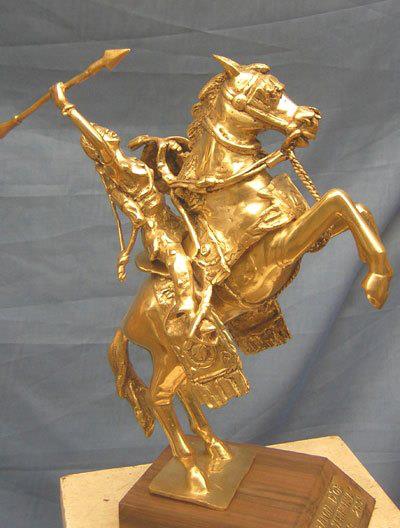 L'Étalon de Yennenga fait référence au mythe fondateur de l’empire Mossi. Yennenga est une princesse mythologique originaire du royaume de Dagomba, fille du naba Nedega et de la reine Napoko. Selon la légende, elle est la fondatrice du royaume Moogo (rassemblant les peuples mossis) dans l'actuel Burkina Faso. C'est en voulant fuir son destin qu'elle rencontre Rialé, un chasseur de sang princier. De leur union, nait un garçon prénommé Ouédraogo (le cheval mâle ou l'étalon) en l'honneur du destrier blanc qui conduisit la princesse au jeune chasseur. Yennenga est une figure très populaire au Burkina Faso. L'emblème national du pays, représenté sur les armoiries, est justement l'étalon blanc qui guida la princesse. et le patronyme Ouédraogo est le plus courant chez les mossis.