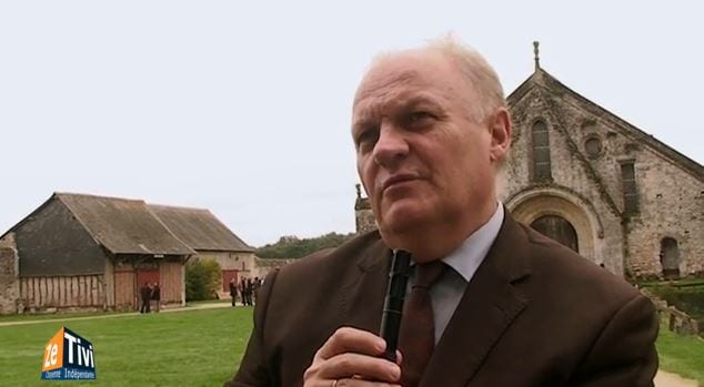 François Asselineau au micro de Ze Tivi lors de l'Université d'automne – 24/10/2013