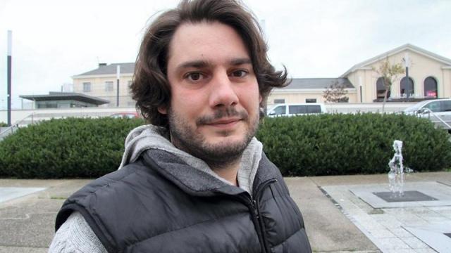 Luccio STIZ, délégué départemental de l'UPR en Mayenne (53), réussit à obtenir un bref entretien dans Ouest-France