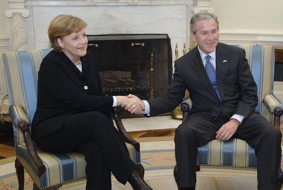 13 janvier 2006 : La nouvelle Chancelière d'Allemagne, Angela Merkel (CDU), vient faire acte de vassalisation à Washington en confirmant au Président George W. Bush que « l'Alliance germano-américaine pour le XXIe siècle » engage tous les responsables politiques allemands.