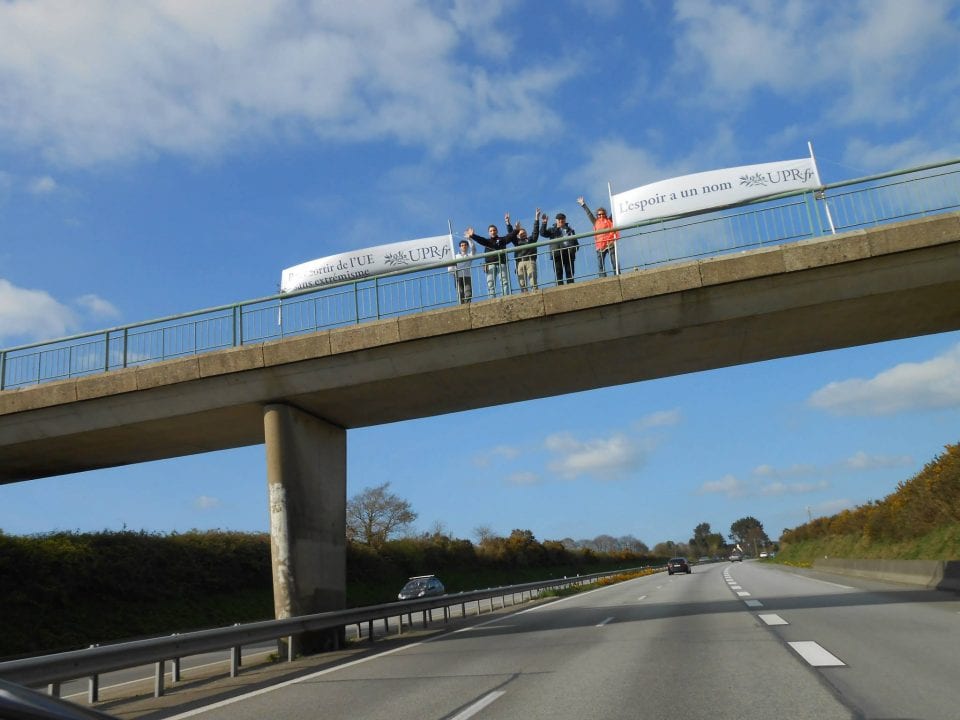 Opération « Banderoles » par les militants UPR du Finistère