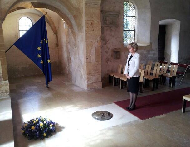 Bouleversant ! Nadine Morano (UMP) a lancé sa campagne pour les élections européennes en allant se recueillir,  l’air pénétré, sur la tombe de Robert Schuman