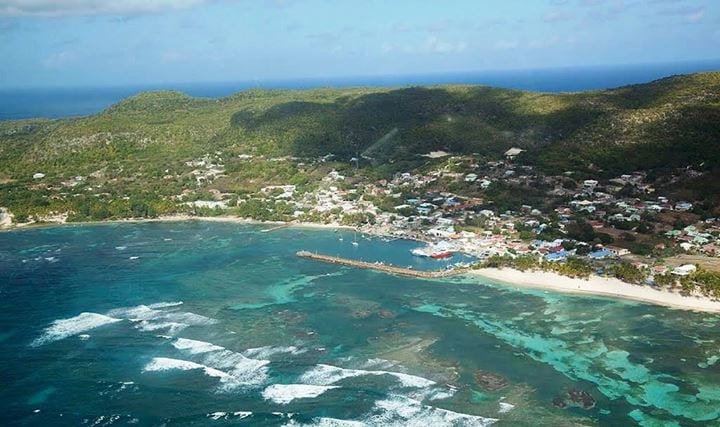 Grande Anse - Île de la Désirade - Guadeloupe Grande Anse - Île de la Désirade - C'est ici, dans l'Île de la Désirade, dépendance de la Guadeloupe où vit Marie-Christine Clévy - n°2 de la liste UPR Outre-mer - que notre mouvement a réalisé son plus fort score national : 37,41% des suffrages (mais avec une abstention de 90,48% il est vrai).
