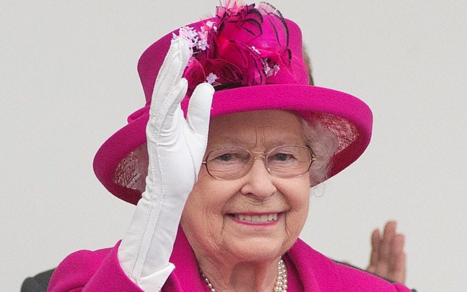 La Reine Elisabeth II donne un discret coup de pouce de dernière minute au camp du Brexit