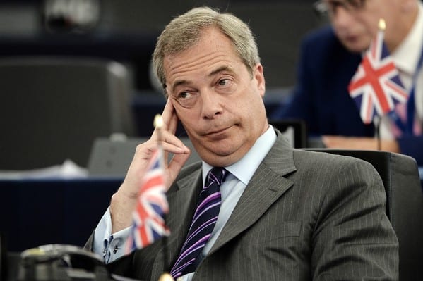 Nigel Farage démontre devant tous les députés au parlement européen l’utilité capitale de l'article 50 du T.U.E
