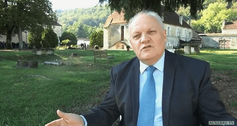 François Asselineau au micro d'Auxerre TV lors de l'Université d'automne – 16/10/2016