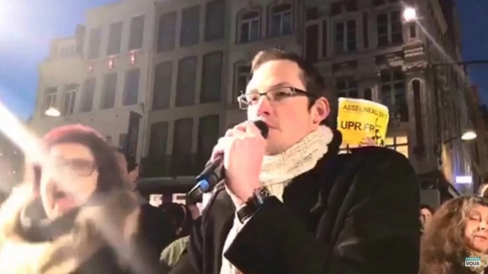L'UPR s'invite au débat public d'Arnaud Montebourg dans les rues de Lille et place l'ancien ministre face à ses mensonges.