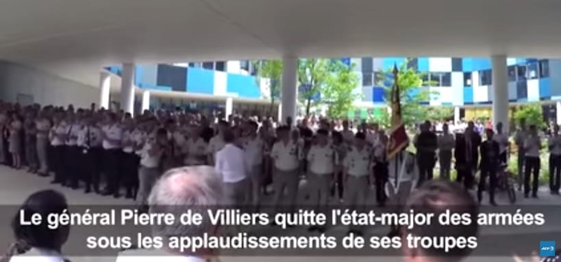 GIFLE SYMBOLIQUE DES MILITAIRES ADRESSÉE À EMMANUEL MACRON : ils organisent une haie d'honneur pour le chef d'état-major des armées démissionnaire.