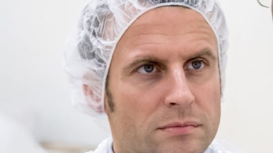8 700 € DE MAQUILLAGE PAR MOIS AUX FRAIS DES CONTRIBUABLES ! = Les dépenses de maquillage de Macron (26 000 € au cours des 3 premiers à l’Élysée) n'empêchent pas sa chute continue dans les sondages.
