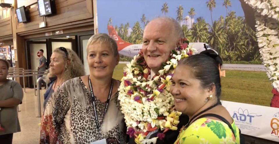 Accueil spectaculaire de François Asselineau à son arrivée à Tahiti