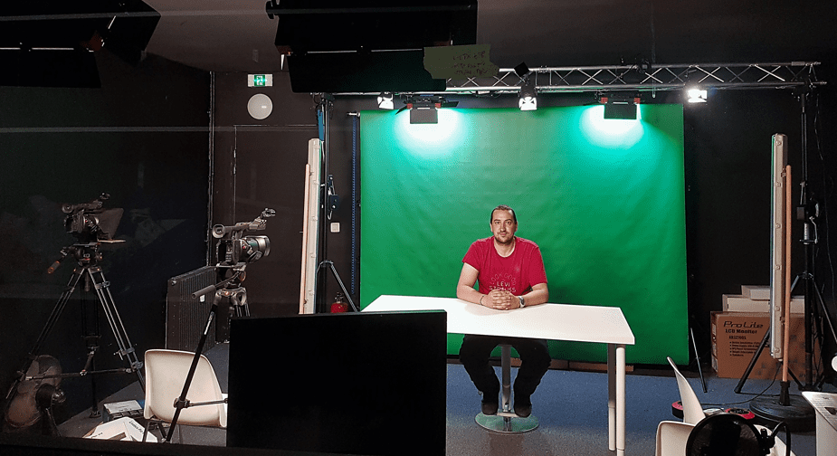 Grâce à nos bénévoles et à l'argent que nous versent nos adhérents et donateurs, LES TRAVAUX DU NOUVEAU STUDIO UPR-TV AVANCENT BIEN…