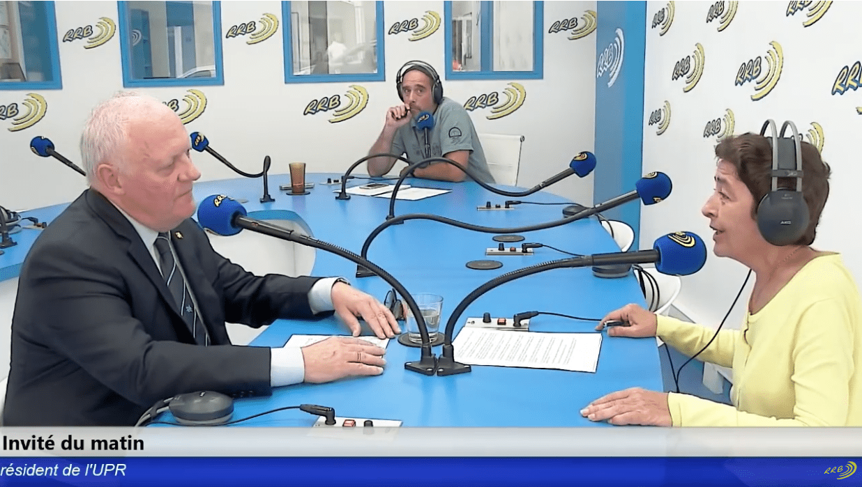 François Asselineau a été « l'invité du matin » de Radio Rythme Bleu, l'une des émissions radio les plus écoutées de Nouvelle-Calédonie