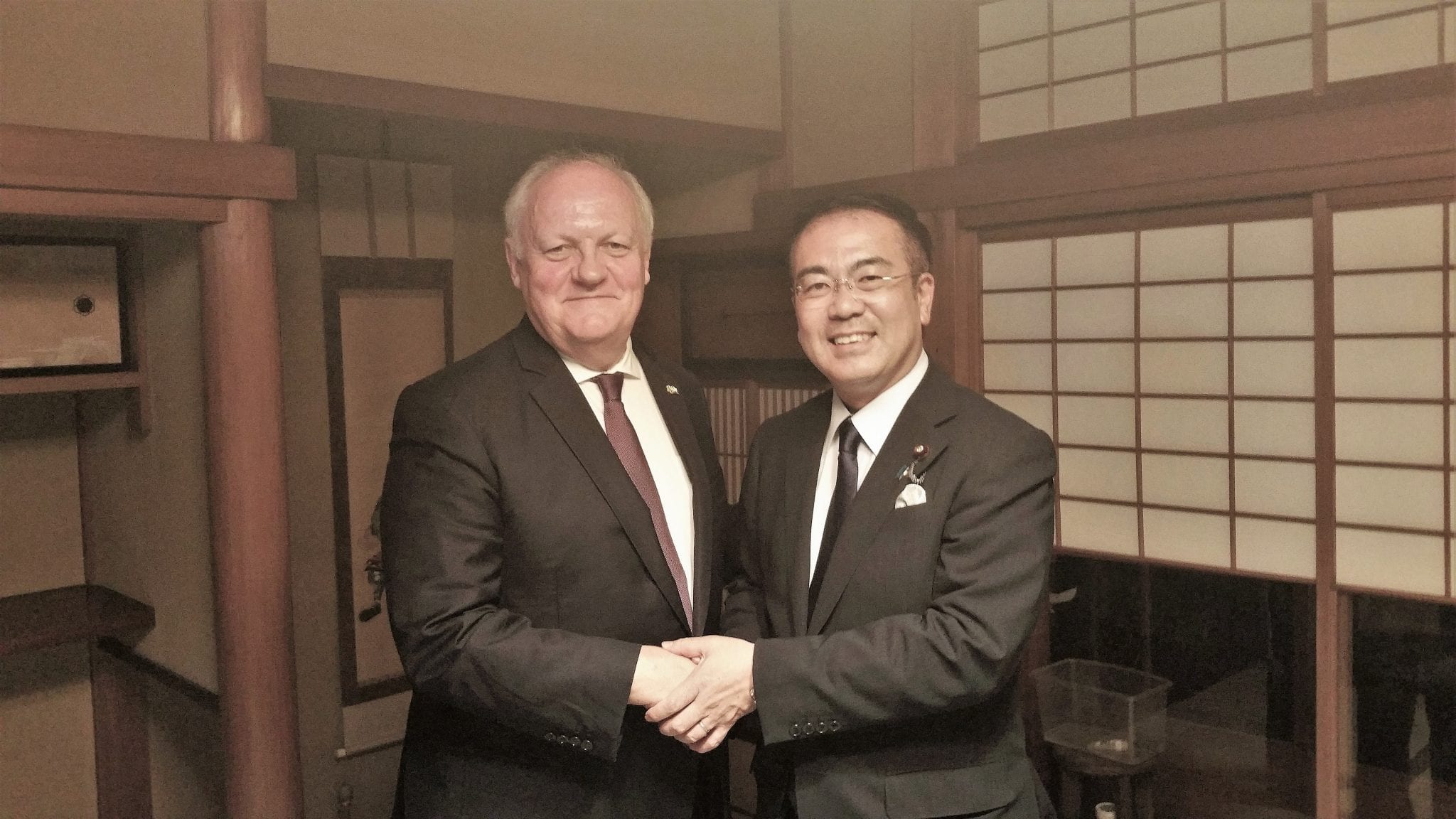 François Asselineau a été invité à un dîner privé à Kyoto avec un membre du cabinet japonais : S. Exc. Hiroshi Ando, promu il y a quelques jours Secrétaire d’État aux situations d'urgence.