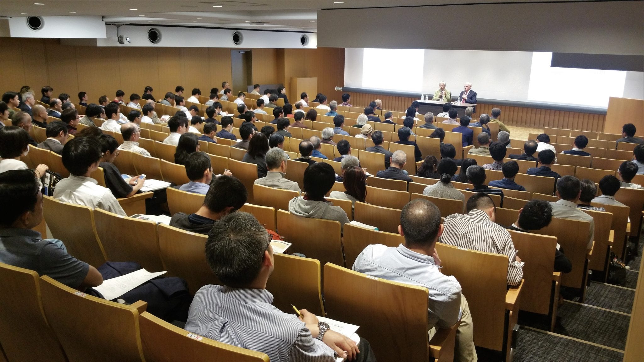 Amphithéâtre quasi-comble à l'université de Kyoto ce samedi 13 octobre et public enthousiaste pour écouter François Asselineau sur la mondialisation et la fin inéluctable de l'UE.