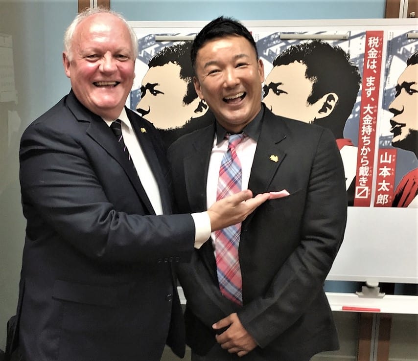 François Asselineau a été reçu au Parlement de Tokyo par le jeune et médiatique sénateur Tarō Yamamoto. Il lui a remis le rameau d'olivier, symbole de l'UPR, à l'issue d'une rencontre très chaleureuse.
