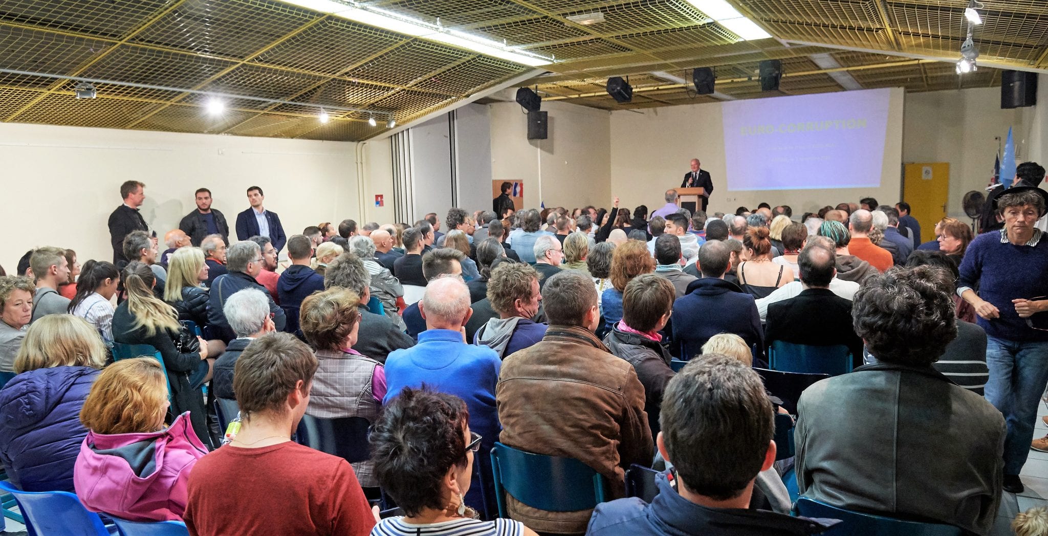 Très gros succès pour la conférence de François Asselineau à Antibes : 230 personnes se sont rassemblées dans la salle prêtée par la mairie, devenue archi-comble !