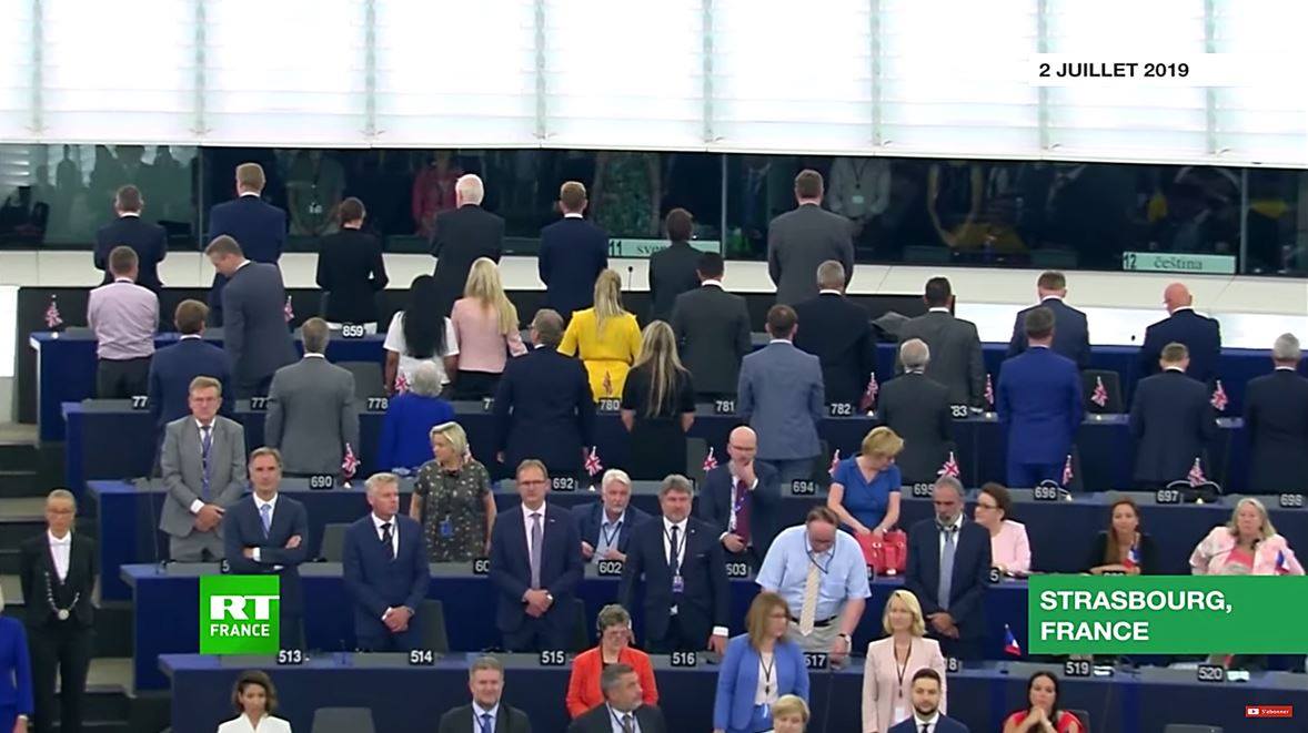Lors de la session inaugurale du nouveau « Parlement européen », les députés britanniques du « Brexit Party » tournent le dos, devant les caméras du monde entier, pendant qu'est joué « l'hymne européen » dans une atmosphère surréaliste.