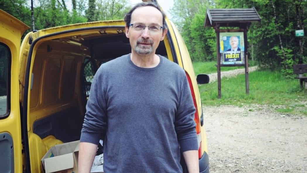 DE LA COLLE ET UNE BROSSE POUR LE FREXIT. Photo-reportage sur un militant de terrain de l'UPR.