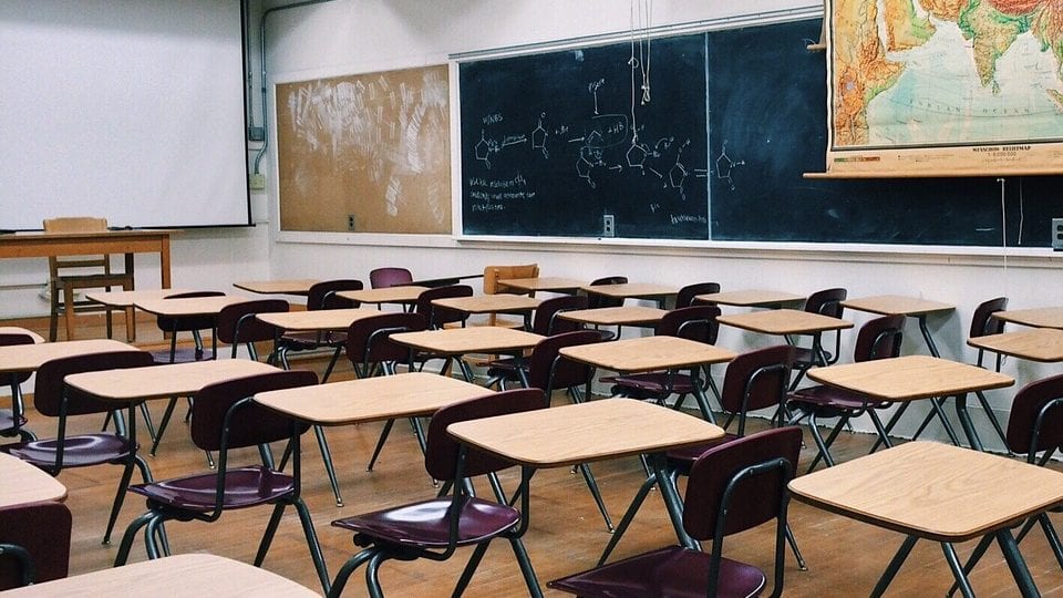 Avec la fermeture définitive de 400 écoles, la destruction de la France rurale s'accélère.