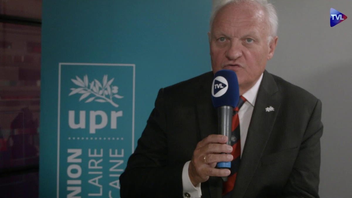 François Asselineau a donné une entrevue à la chaîne internet TVLibertés dans le studio d'UPR-TV.