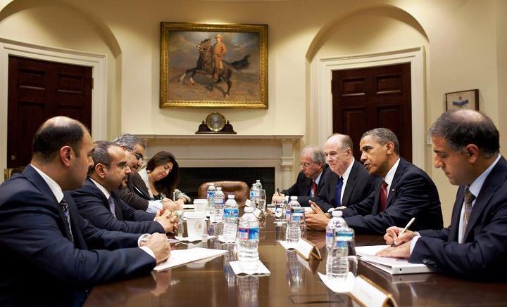 7 juin 2011 : Alors que cet entretien n'était pas prévu officiellement et qu'il n'est pas parfaitement conforme aux usages protocolaires, le président Obama reçoit à la Maison-Blanche le prince héritier du Bahreïn, Salman bin Hamad bin Isa al-Khalifa. Le Wall Street Journal a présenté cette rencontre comme inopinée, le président américain s'étant invité sans prévenir dans une réunion entre le prince héritier et le conseiller de la Maison-Blanche à la Sécurité Nationale Tom Donilon. La presse américaine en a profité pour souligner que le prince hériter, qui est à la tête des forces armées du Bahreïn, était réputé pour être un "réformateur libéral" au sein de la famille royale.