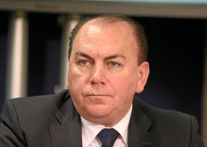 Axel Weber a démissionné de son poste de Président de la Bundesbank le 30 avril 2011 pour protester contre la politique de la BCE.