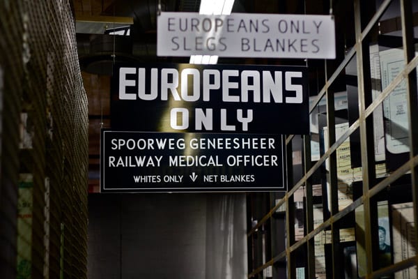 L’UPR rappelle à MM. Valls et Fabius que le principe même de la « construction européenne » est celui d'un « apartheid » planétaire