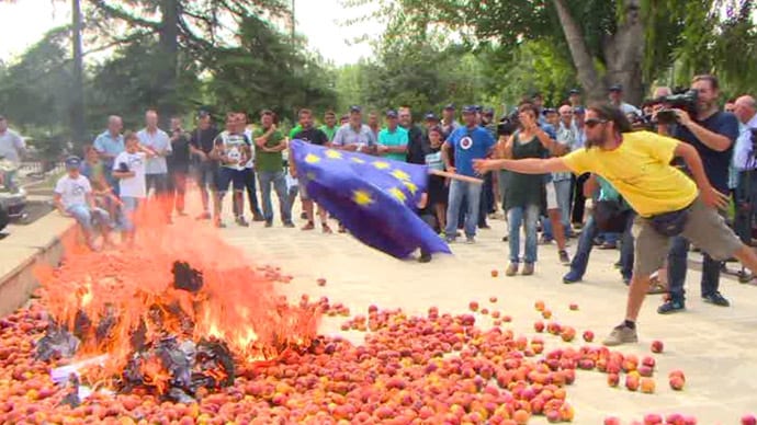 Espagne : des paysans brûlent leurs fruits et le drapeau européen pour protester contre les sanctions contre la Russie