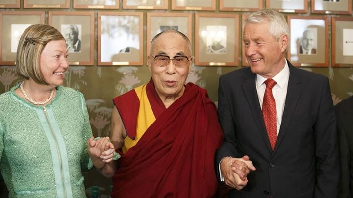 Le Dalaï Lama entouré de Thorbjørn Jagland et de Kaci Kullman