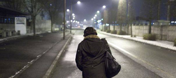 Dans une rue de Mantes-la-Jolie, une femme de ménage de 56 ans part travailler en pleine nuit. Deux longues heures de marche et de transport l'attendent, comme chaque matin. Elle gagne 400 euros par mois (cf. le reportage du 10 mars 2012 de L'Express : http://www.lexpress.fr/actualite/societe/ces-travailleurs-invisibles_1091631.html#y0j3U2DKcXE8j2qe.99)