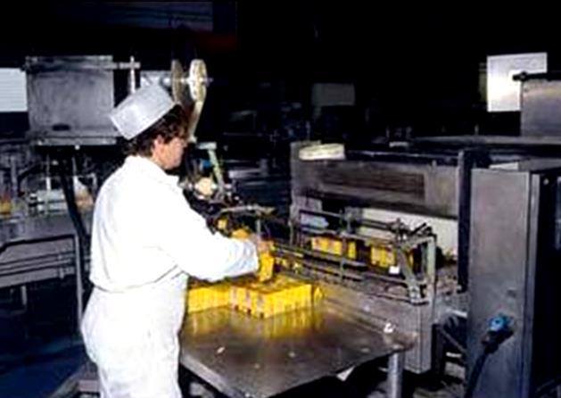 Travail de nuit pour cette ouvrière opératrice de fabrication de produits alimentaires