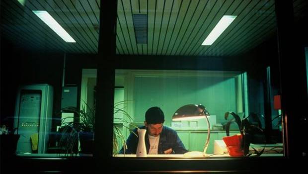 Travail de nuit pour un gardien réceptionniste immigré