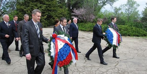 Reportage photos sur le dépôt de gerbes au monument aux morts français et russes sur la colline de Malakoff de Sébastopol